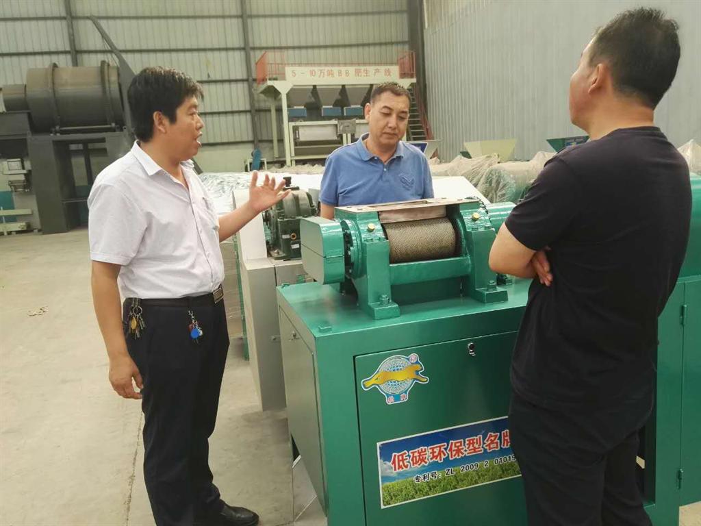有機(jī)肥造粒機(jī)客戶來廠參觀